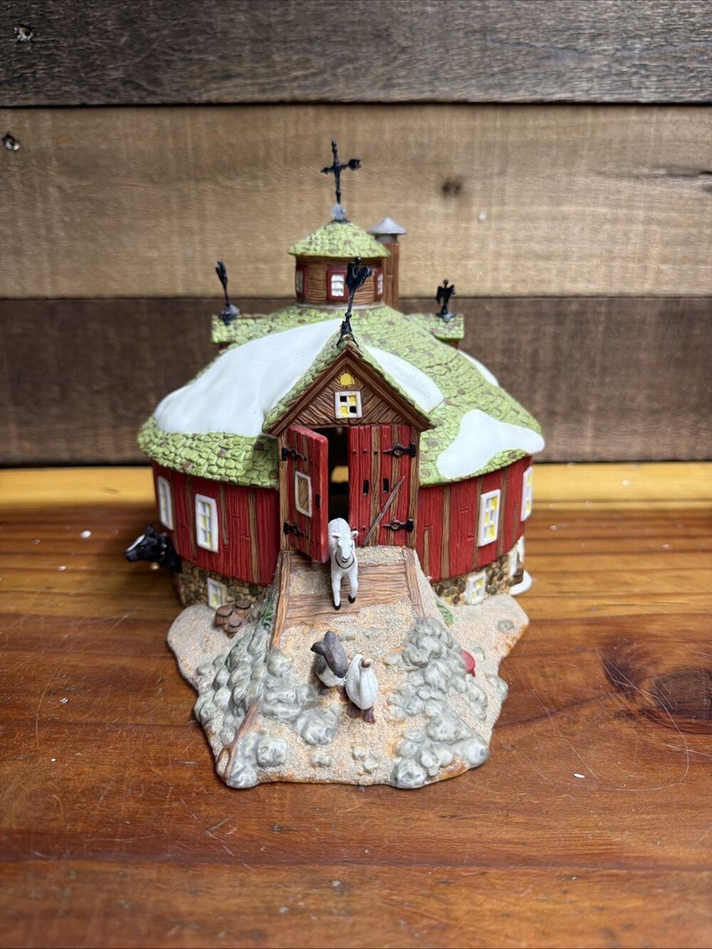 Dept 56 New England Village "Whitehill Round Barn" #56-56654 RETIRED 2001-box